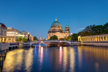 Fototapeta premium The Berlin Cathedral at the river Spree at night