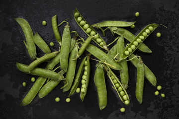 Erbsenschoten auf schwarzer Steinplatte