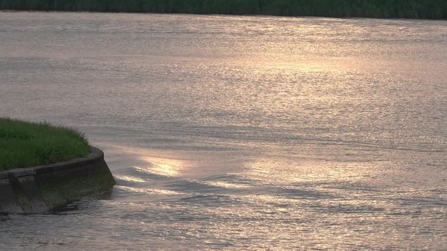 4K・夕方の川面の揺らぎ_02-182