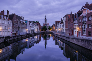 Fototapeta premium Jan van Eyckplein, stare miasto w Brugii, Belgia podczas zachodu słońca.