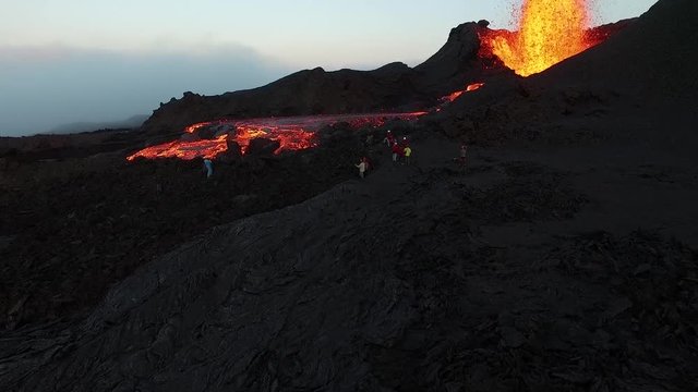 Scientifiques affair&eacute;s &agrave; la sortie du crat&egrave;re