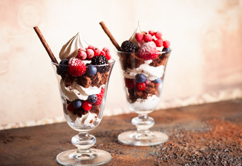  Brownies and fresh berries trifle - obrazy, fototapety, plakaty