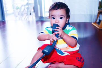 受話器で遊ぶ赤ちゃん