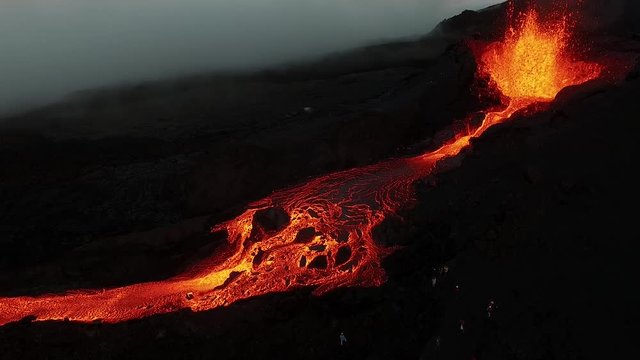 Vue d'ensemble du site &eacute;ruptif au cr&eacute;puscule
