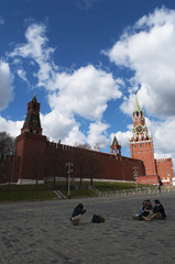 Fototapeta na wymiar Russia, 29/04/2017: le mura del Cremlino di Mosca con la Torre Spasskaja (la Torre del Salvatore), costruita nel 1491 dall'architetto italiano Pietro Antonio Solari