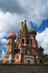 Fototapeta na wymiar Mosca, 25/04/2017: vista della Cattedrale di San Basilio, la chiesa ortodossa russa più famosa al mondo costruita nella Piazza Rossa su ordine dello zar Ivan il Terribile 