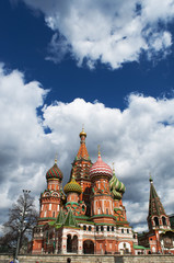 Mosca, 25/04/2017: vista della Cattedrale di San Basilio, la chiesa ortodossa russa più famosa al mondo costruita nella Piazza Rossa su ordine dello zar Ivan il Terribile 
