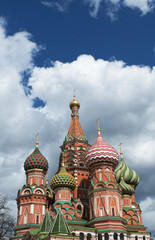 Fototapeta na wymiar Mosca, 25/04/2017: vista della Cattedrale di San Basilio, la chiesa ortodossa russa più famosa al mondo costruita nella Piazza Rossa su ordine dello zar Ivan il Terribile 