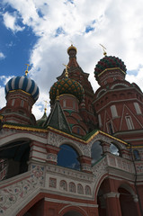 Fototapeta na wymiar Mosca, 25/04/2017: la Cattedrale di San Basilio, la chiesa ortodossa russa più famosa al mondo costruita nella Piazza Rossa su ordine dello zar Ivan il Terribile 