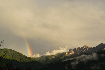 Regenbogen mit Bergen