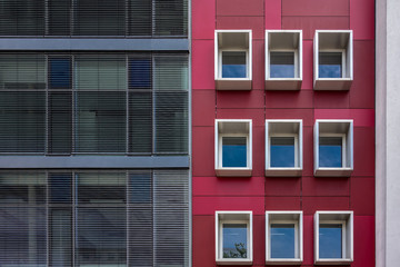 Moderne rote Fassade