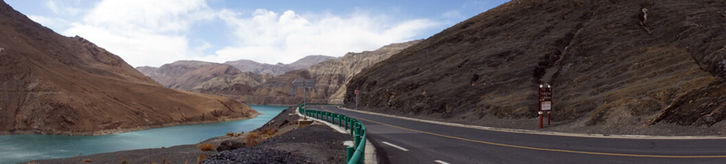 Fototapeta na wymiar Road in Tibet