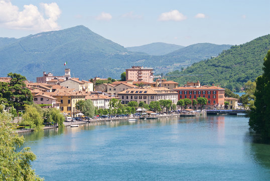 Veduta di Sarnico sul lago d'Iseo