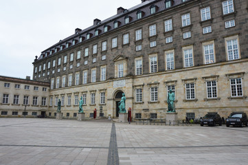 Obraz premium COPENHAGEN, DENMARK - MAY 31, 2017: View of Christiansborg Slot Palace with statuesin Copenhagen, Denmark