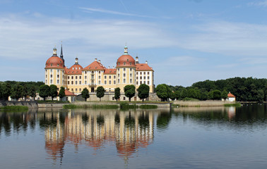 Fototapeta na wymiar Schloß Morizuburg mit Spiegelung