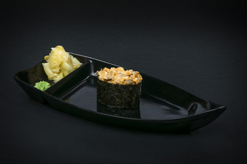 суши на черном 