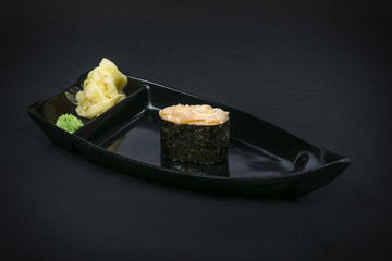 суши на черном 