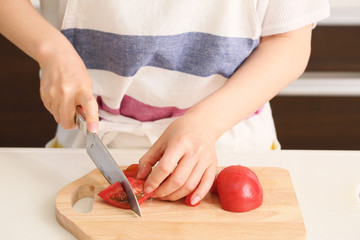 トマトを切る女性
