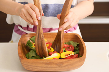 サラダを混ぜる女性
