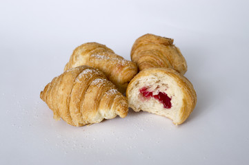 Круассаны с вишневым джемом