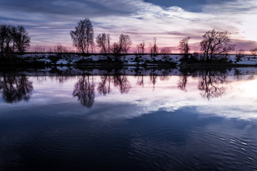 Obraz premium Beautiful sun down at the lake in blue and magenta colors