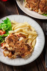 Chicken medallions with red peppers served with chips