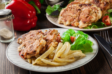 Chicken medallions with red peppers served with chips