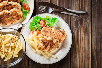 Chicken medallions with red peppers served with chips