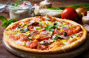 Vegetarische pizza met groenten en kruiden