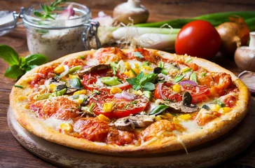 Foto auf Acrylglas Pizzeria Vegetarische Pizza mit Gemüse und Kräutern
