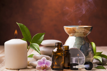 composizione con oli essenziali,orchidea e candela in centro benessere © luigi giordano