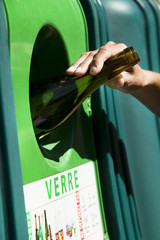 recycler une bouteille en verre dans un bac à verre