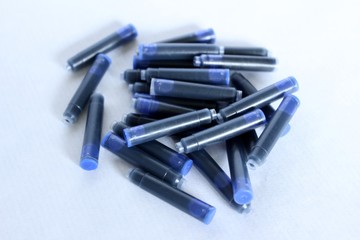 des cartouches d'encre bleu pour écrire avec un stylo plume