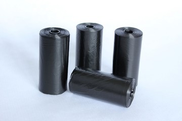 des rouleaux de sachet noir pour ramasser les déjections canine 