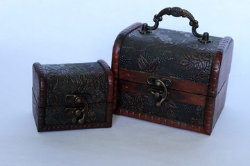 des petits coffres aux trésors de pirates en bois style rétro