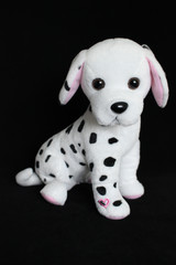 Un jouet en peluche chien dalmatien à taches noires pour décoration