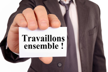 Homme tenant une carte avec travaillons ensemble écrit dessus 