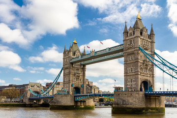 Fototapeta premium Tower Bridge w Londynie w Wielkiej Brytanii. Zachód słońca z pięknymi chmurami. Otwarcie mostu zwodzonego. Jeden z angielskich symboli