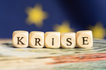 Flagge der EU, Euro Geldscheine und das Wort Krise