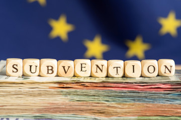 Flagge der EU, Geld und das Wort Subventionen