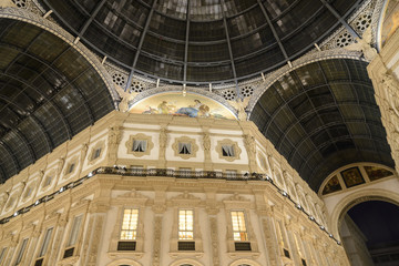 Obraz premium Galería Vittorio Emanuele II, también conocida como El Salón de Milán, galería comercial diseñada en el siglo XIX