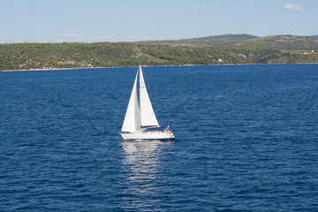 velero navegando en croacia