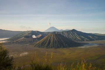 Fototapeta premium Wspina się Bromo wulkan w Bromo Tengger Semeru parku narodowym, Wschodni Jawa, Indonezja (góra Bromo)