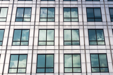 Obraz premium Abstract view of a skyscraper with sunlight