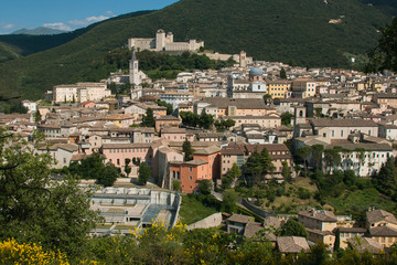 Fototapeta na wymiar Panorama urbano della splendida cittadina di Spoleto in Umbria