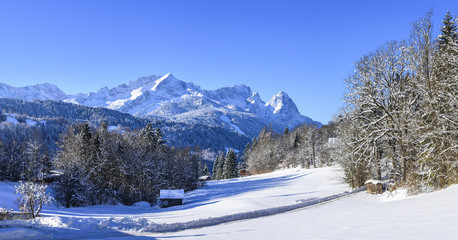 Fototapeta na wymiar Winter im Werdenfelser Land in Oberbayern