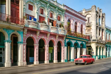 Vlies Fototapete Havana Städtische Szene in einer bunten Straße in Alt-Havanna