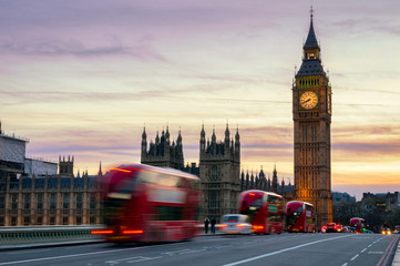 Plakat Big Ben with the Houses of Parliament and a red double-decker bus passing at dusk
