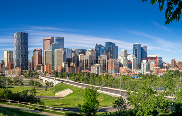 Obraz premium Calgary's skyline on a beautiful sunny day. 