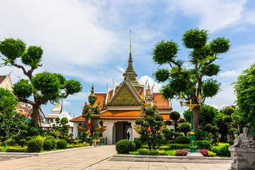 Naklejka premium 暁の寺ワットアルンとチャオプラヤー川